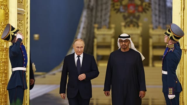 محمد بن زايد يحل في موسكو... استقبال رسمي ورسائل استراتيجية