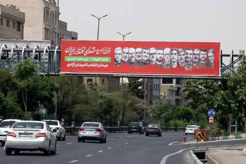 "الموتى السائرون"... طهران تنقل علماءها النوويين إلى أماكن آمنة حفاظاً على حياتهم
