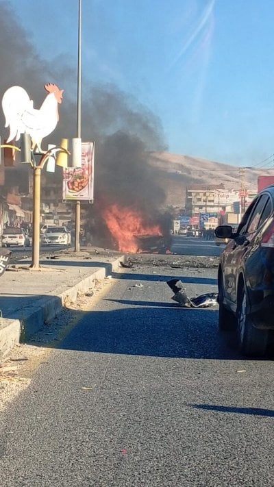 بالفيديو: لحظة استهداف السيارة على طريق المصنع... وحصيلة اولية للغارة