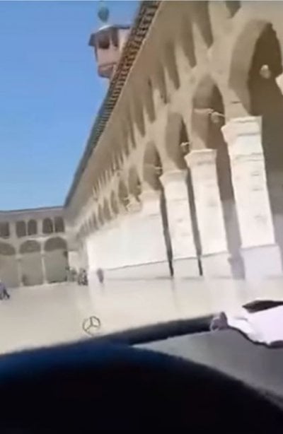 فيديو يثير الجدل… سيارة تتجول داخل باحة الجامع الأموي