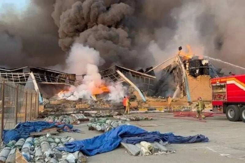  في منطقة كاوه الاقتصادية بإيران... حريق هائل يدمّر مستودعاً صناعياً