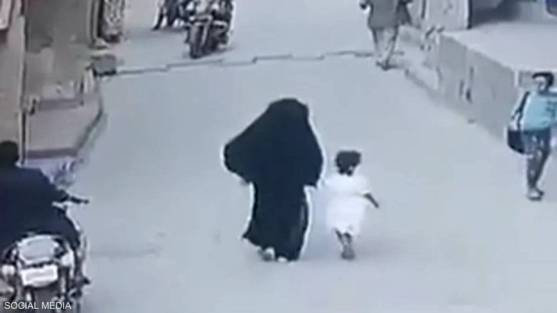 أنقذ شقيقته من الخطف... كاميرا توثق شجاعة طفل يمني 