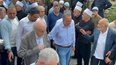 شيخ درزي يفاجئ جنبلاط وأرسلان ويضعهما في موقف محرج جداً (فيديو)
