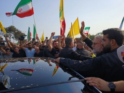 بالأرز والورود... مشهدٌ شعبي حافل يواكب لاريجاني في بيروت
