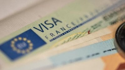 توتر دبلوماسي...  فرنسا توقف تأشيرات عمل موظفي 