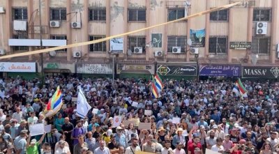 بالفيديو: رفع العلم الإسرائيلي في مظاهرات السويداء