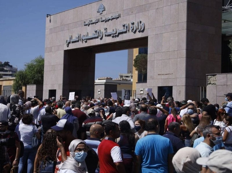 المعلمون المتعاقدون يجددون مطالبتهم بإقرار زيادات عادلة على الرواتب