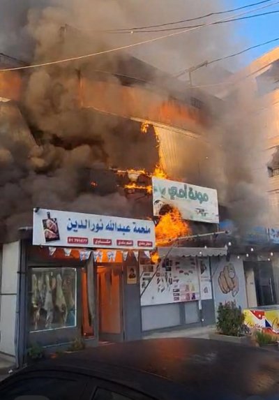 بالفيديو: حريق كبير يلتهم مبنى في كفرمان