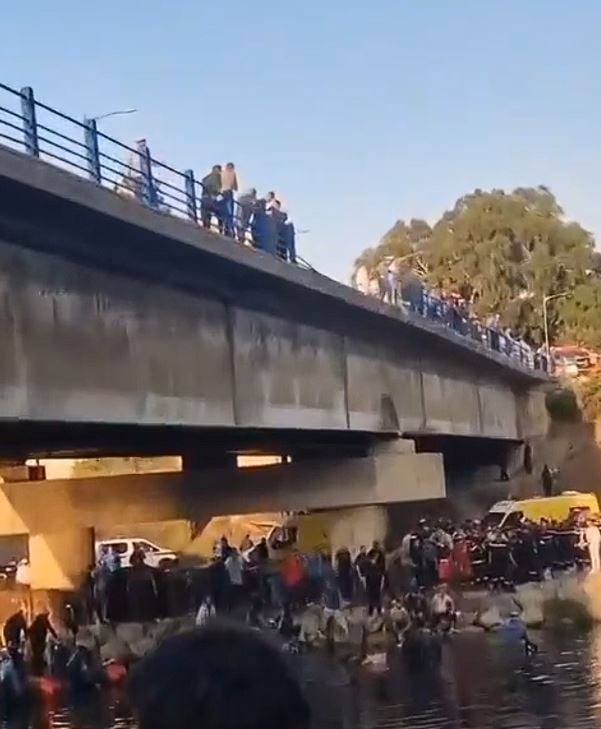 مأساة في الجزائر... حافلة تسقط من جسر وتحصد ضحايا وجرحى (فيديو)