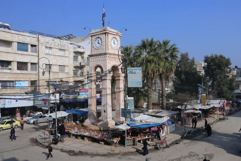 بينهم طفلان... انفجار في مبنى سكني بإدلب يودي بحياة أشخاص