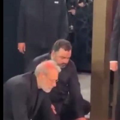 لاريجاني يقبّل ضريح السيد نصر الله (فيديو)
