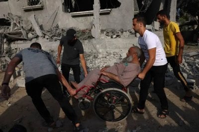 إسرائيل تستعد للتوغل... والفلسطينيون يغادرون أحياء غزة