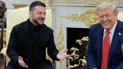 مفاجأة في البيت الأبيض... هدية حرب من زيلينسكي إلى ترامب
