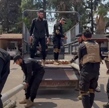 متجهة إلى لبنان... بالفيديو: ضبط شاحنة محملة بصواريخ "غراد" في حمص