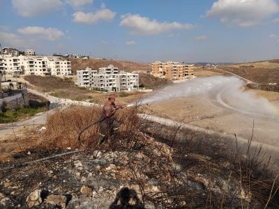 بالصور: حريق كبير في النبطية يهدد المنازل والدفاع المدني يتدخل