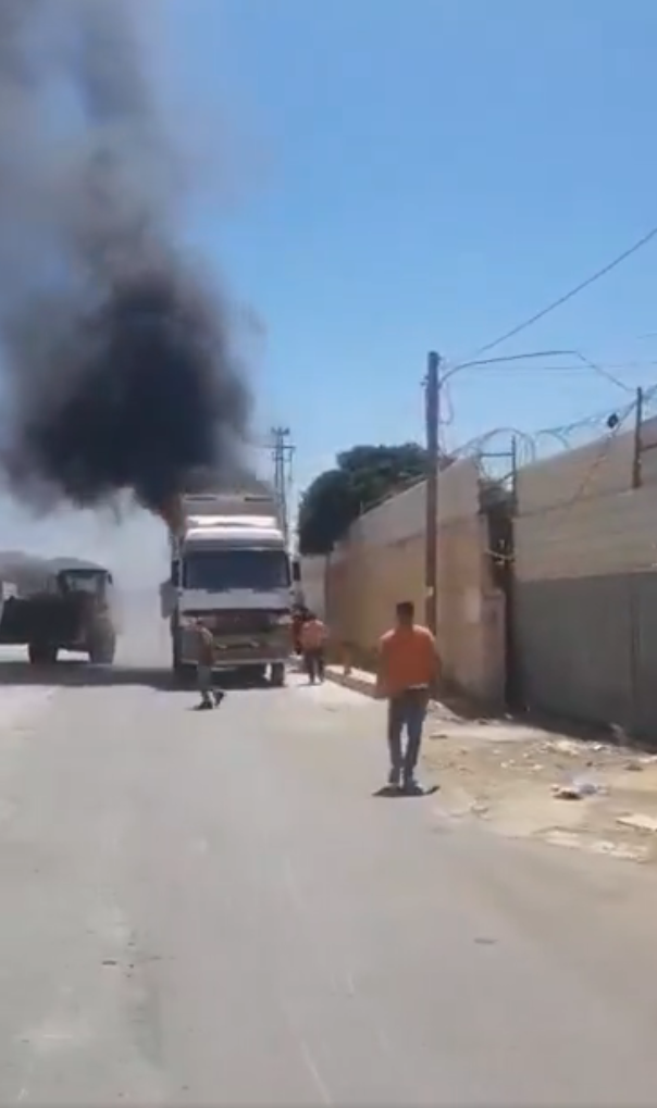 حريق في شاحنة على طريق تعنايل والدفاع المدني يتدخل (فيديو)