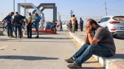 بانتظار موافقات إسرائيلية... آلاف الشاحنات عالقة على الحدود المصرية 