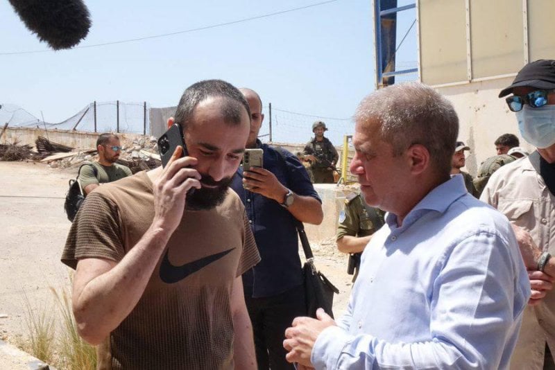 بالصورة: إسرائيل تستعيد "مسجونًا" من لبنان