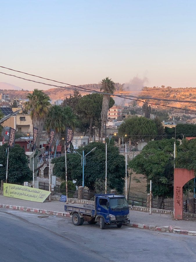 طائرة معادية تستهدف حفّارة في ميس الجبل بقنبلة صوتية (صورة)