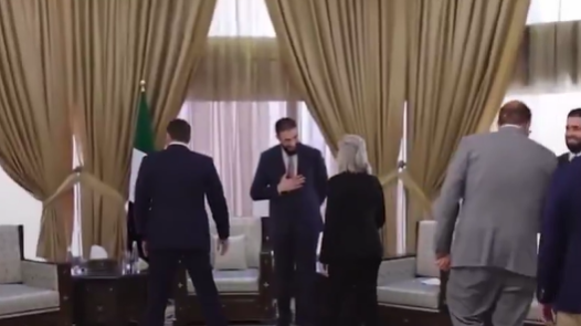 فيديو يثير الجدل... الشرع يمتنع عن مصافحة عضوة في الكونغرس