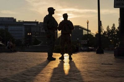 ترامب يرفع سقف المواجهة… وتسليح الحرس الوطني يشعل الجدل