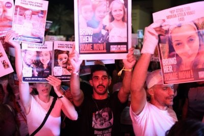 إسرائيل قلقة: رهائن في غزة بحالة حرجة... وترامب يفجّر الجدل