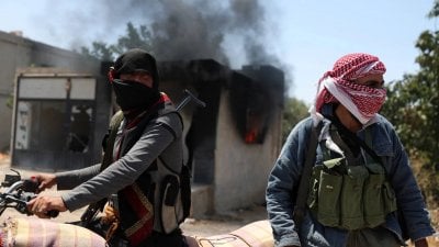  بعد شهر من التوترات... قوى الأمن السوري تحرر مخطوفين في السويداء