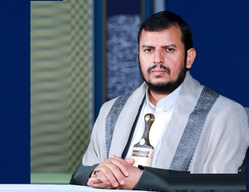 تزامناً مع الغارات على صنعاء... الحوثي: قرار الحكومة اللبنانية غبي!