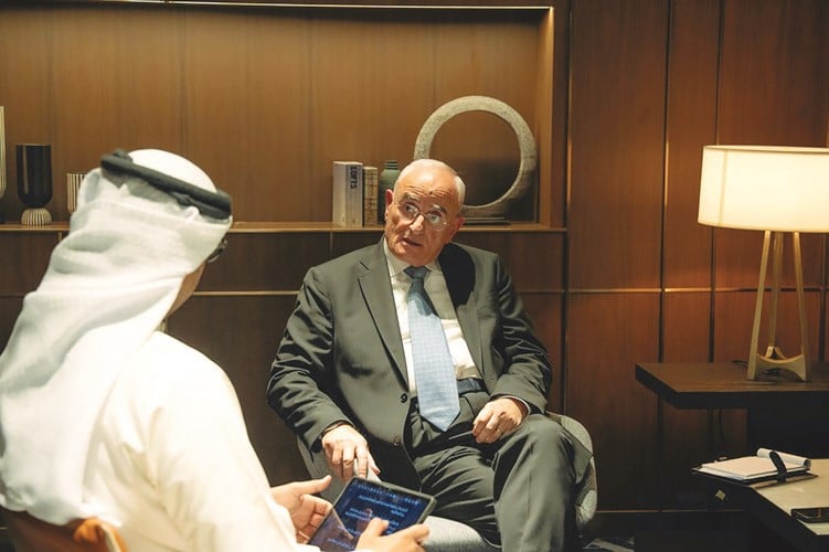 منسى من الكويت: السلاح بيد الدولة وحدها... والجيش يحتاج إلى العون 