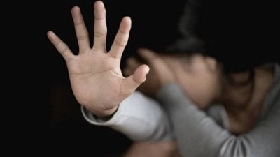 ابنة الـ8 سنوات ضحية اعتداء جنسي… روايات غامضة وسط تحقيقات مستمرة!
