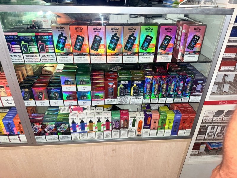 "vape" ومعسّل مهرّب ومزوّر في قبضة الريجي (صورة)