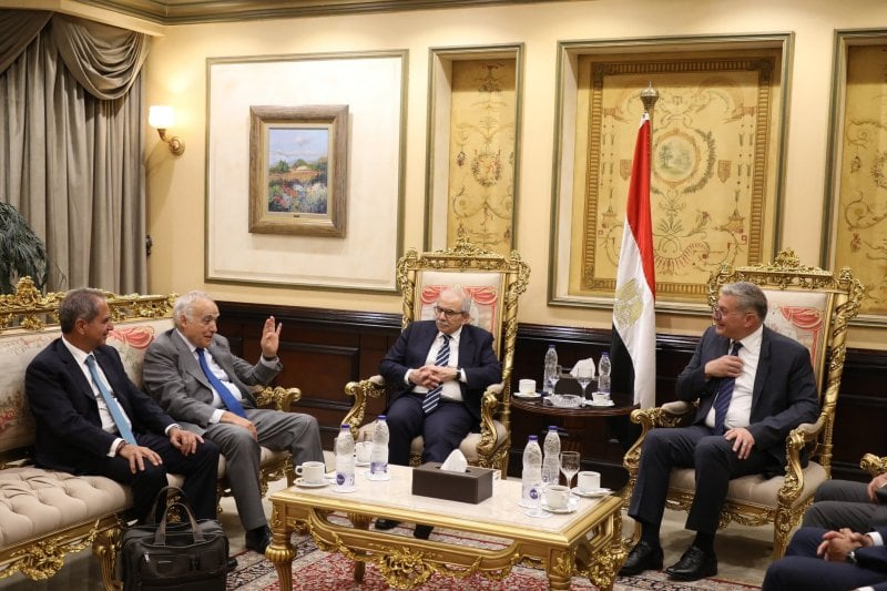  على رأس وفد وزاري... نواف سلام يصل القاهرة