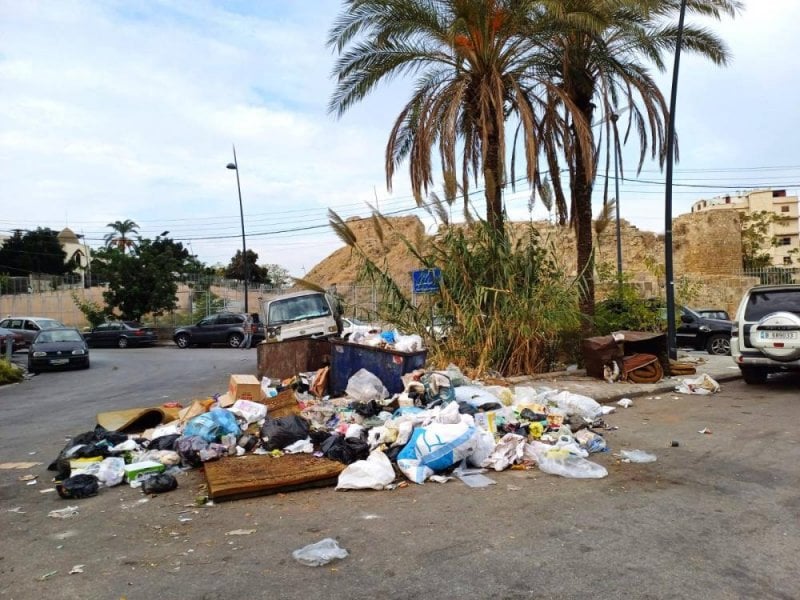 يرمي النفايات عشوائياً في الشارع... بلدية صيدا تتحرك