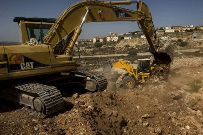 كاتربيلر: فاتورة الرسوم تتضخّم… حتى 1.8 مليار دولار هذا العام