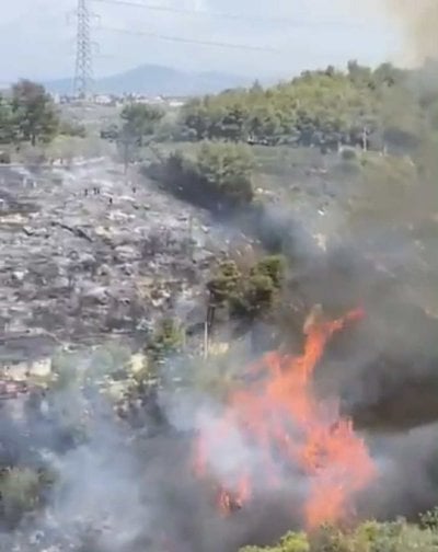 بالفيديو: النيران تلتهم مساحات حرجية في صيدا... والدفاع المدني في سباق مع الوقت!
