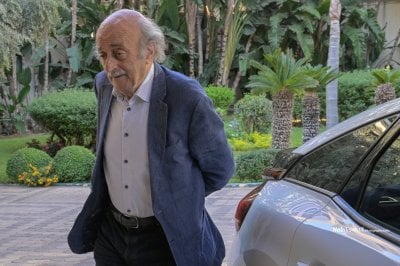 زعيم المختارة يُعيد رسم تموضعه... من باب السلاح؟

