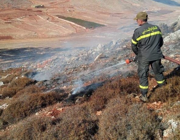 رغم الصعوبات... الدفاع المدني يسيطر على حرائق متفرقة