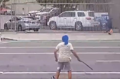 وسط لوس أنجلوس… الشرطة تقتل رجلًا (فيديو)