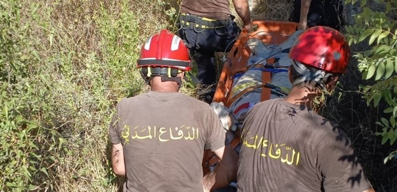 عملية إنقاذ في جبيل… الدفاع المدني يسعف راعياً هوى في وادٍ