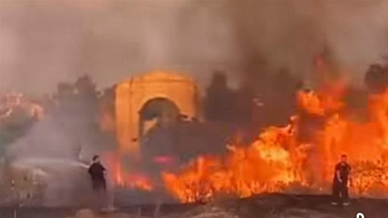 حريق يهدّد موقع البص الأثري في صور… الدفاع المدني في سباق مع الوقت