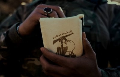 قيادي كبير يجول ويشرح
