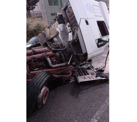 اصطدام مروّع في الجمهور... سقوط حمولة شاحنة وازدحام خانق (صورة)