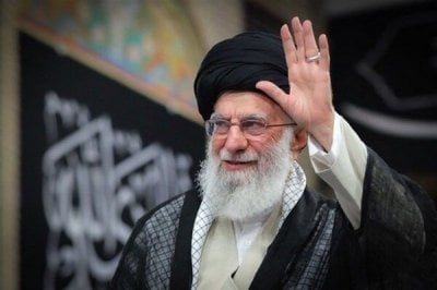 خامنئي: لا بد من تغليب روح العمل والأمل على أجواء 