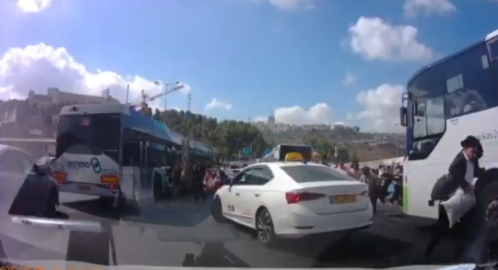 توثيق جديد... بالفيديو: لحظة هروب المستوطنين تحت وابل الرصاص في راموت