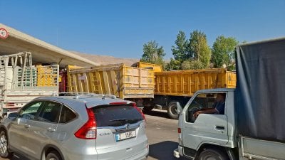 بالصور: احتجاجًا على منع مرورهم من ضهر البيدر... تجمّع لأصحاب الشاحنات في شتورا