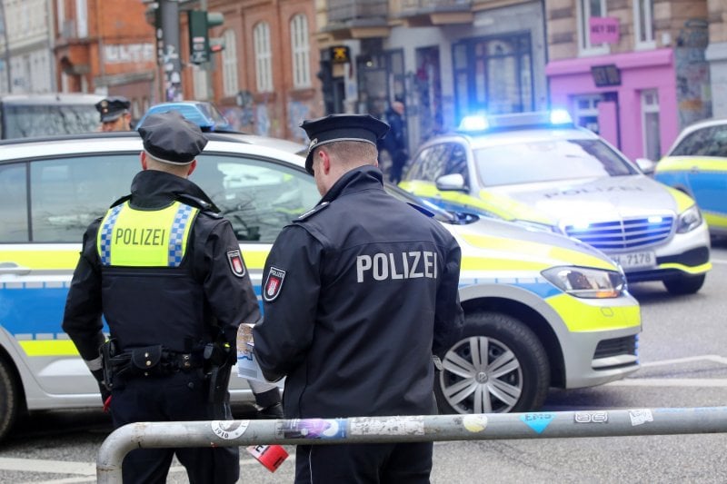 حادث صادم في المانيا... طالب يعتدي على معلمته بسكين
