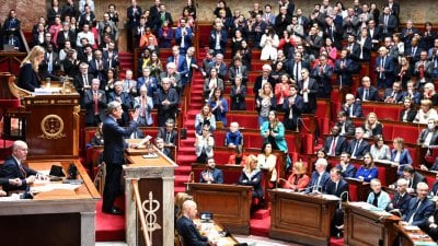 تحدٍ جديد أمام ماكرون... اول سقوط للحكومة في تاريخ الجمهورية