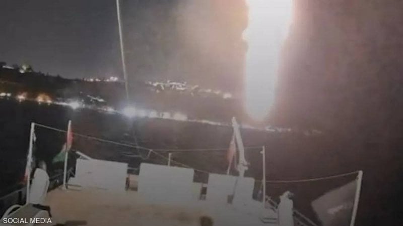 مسيّرة تستهدف قارباً لأسطول غزة في سواحل تونس (فيديو)