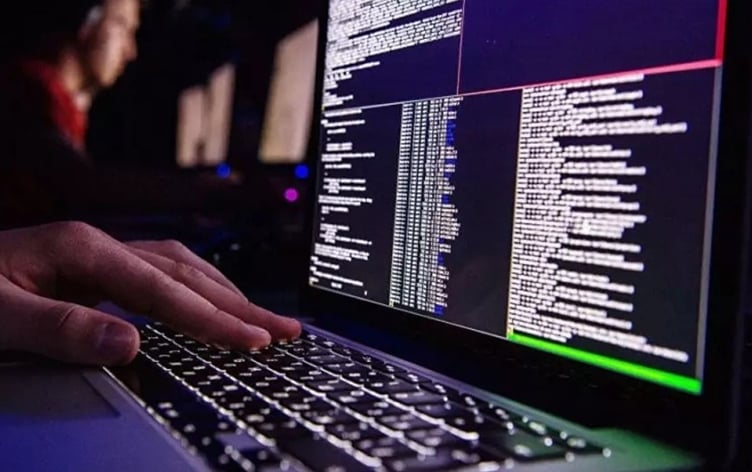 الإطاحة بالحكومة... الموساد يشن حملة إلكترونية لتجنيد إيرانيين 