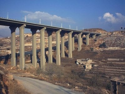 أوتوستراد المديرج تحت الخطر... حادث جديد يفضح فوضى الشاحنات